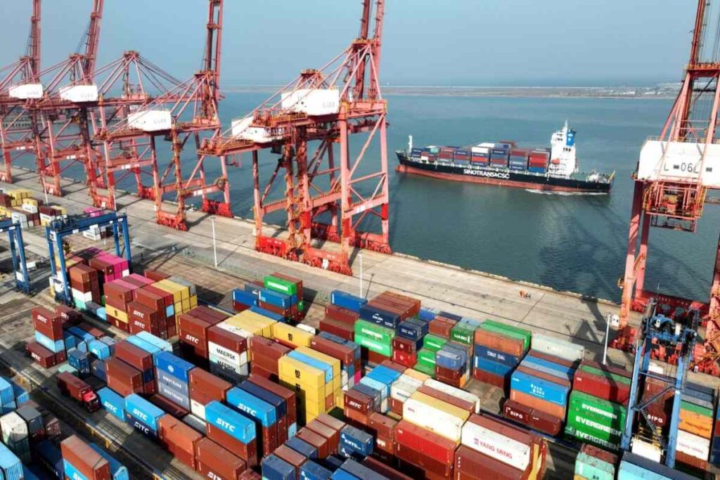 A Picture of a Sea Port
